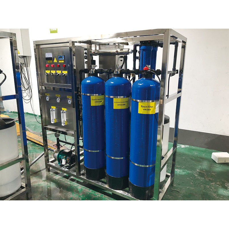 Apparecchiature di trattamento automatico dell'acqua minerale per la produzione su larga scala mediante osmosi inversa